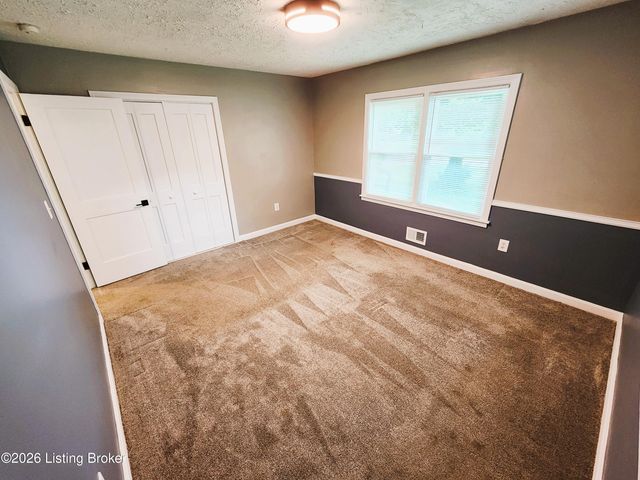3216 New Lynnview Dr, Louisville, KY 40216