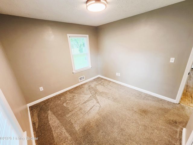3216 New Lynnview Dr, Louisville, KY 40216