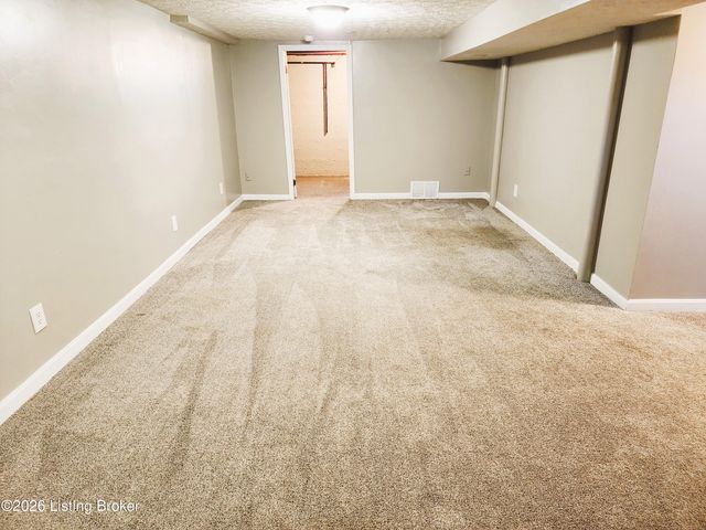 3216 New Lynnview Dr, Louisville, KY 40216