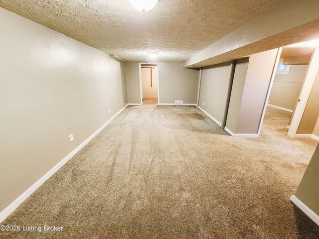 3216 New Lynnview Dr, Louisville, KY 40216