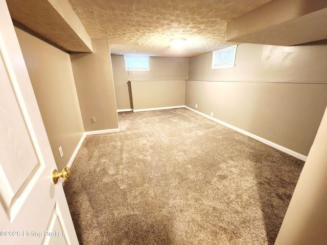 3216 New Lynnview Dr, Louisville, KY 40216