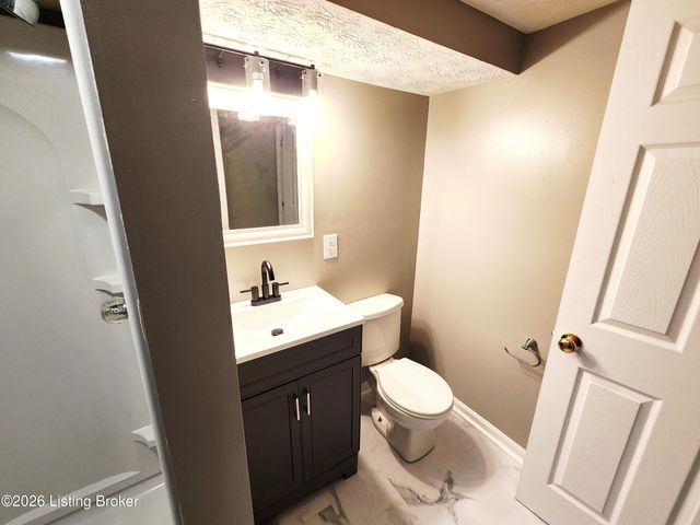3216 New Lynnview Dr, Louisville, KY 40216