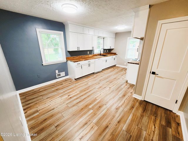 3216 New Lynnview Dr, Louisville, KY 40216