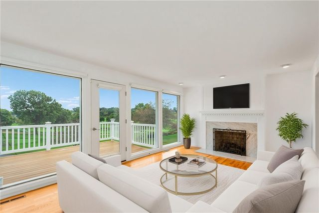 2343 Golfview Dr, Upper St Clair, PA 15241