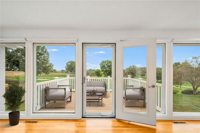 2343 Golfview Dr, Upper St Clair, PA 15241