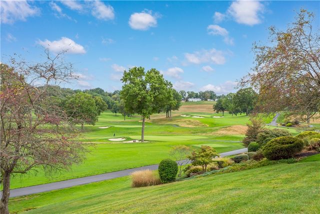 2343 Golfview Dr, Upper St Clair, PA 15241