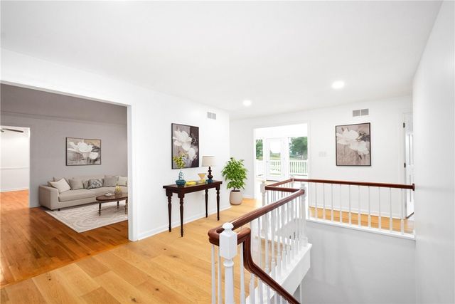 2343 Golfview Dr, Upper St Clair, PA 15241