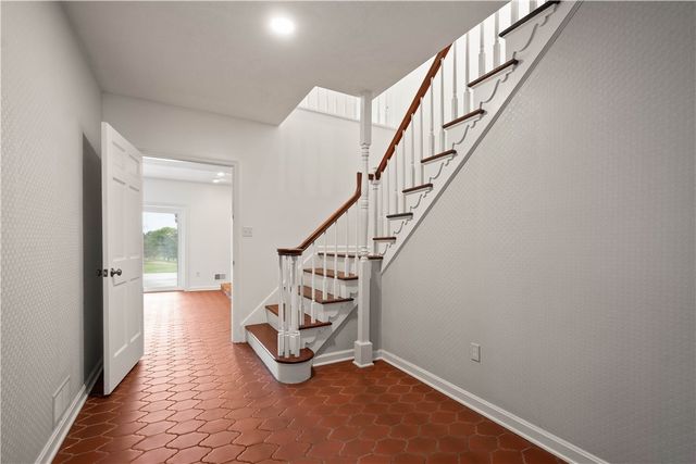 2343 Golfview Dr, Upper St Clair, PA 15241