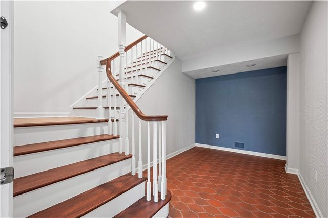 2343 Golfview Dr, Upper St Clair, PA 15241