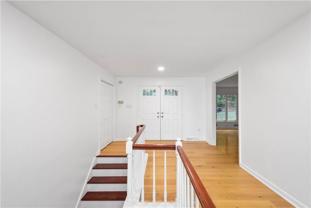 2343 Golfview Dr, Upper St Clair, PA 15241