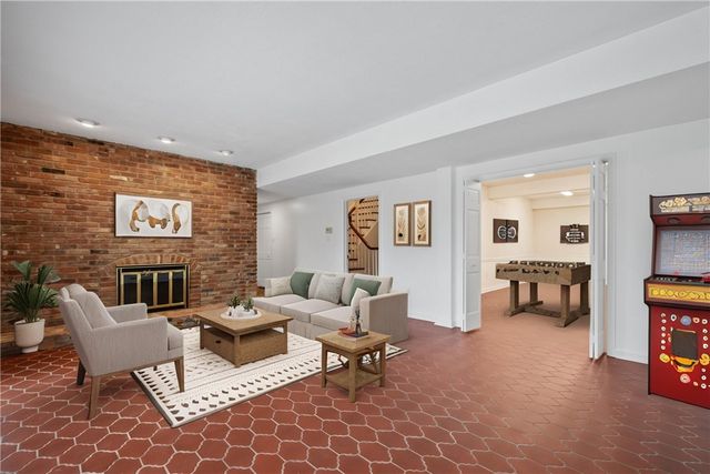 2343 Golfview Dr, Upper St Clair, PA 15241