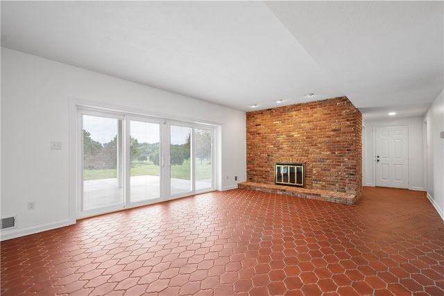 2343 Golfview Dr, Upper St Clair, PA 15241