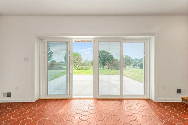 2343 Golfview Dr, Upper St Clair, PA 15241