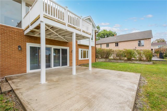 2343 Golfview Dr, Upper St Clair, PA 15241