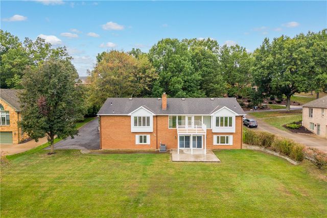 2343 Golfview Dr, Upper St Clair, PA 15241