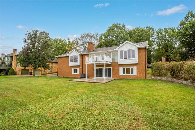 2343 Golfview Dr, Upper St Clair, PA 15241