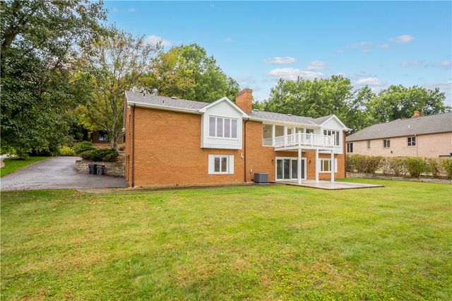 2343 Golfview Dr, Upper St Clair, PA 15241