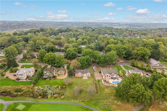 2343 Golfview Dr, Upper St Clair, PA 15241