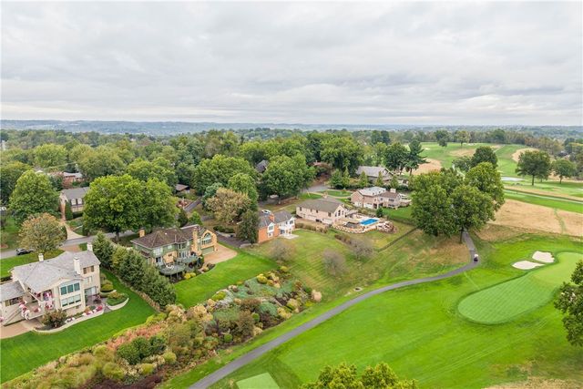 2343 Golfview Dr, Upper St Clair, PA 15241