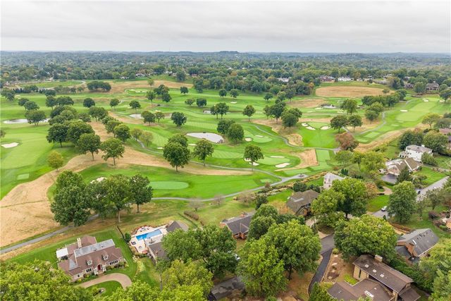 2343 Golfview Dr, Upper St Clair, PA 15241