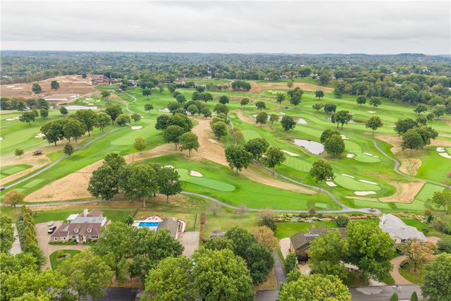 2343 Golfview Dr, Upper St Clair, PA 15241