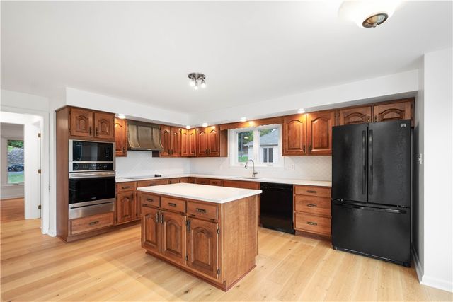 2343 Golfview Dr, Upper St Clair, PA 15241