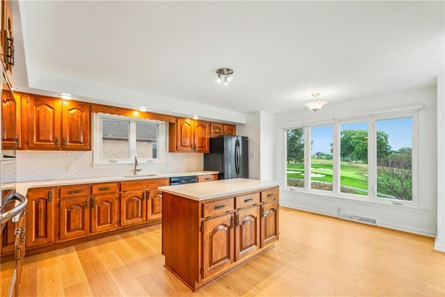 2343 Golfview Dr, Upper St Clair, PA 15241