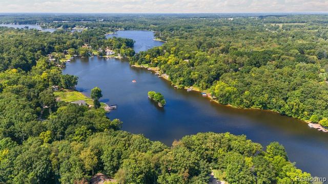 00001 Ledgewood Drive, Fenton, MI 48430