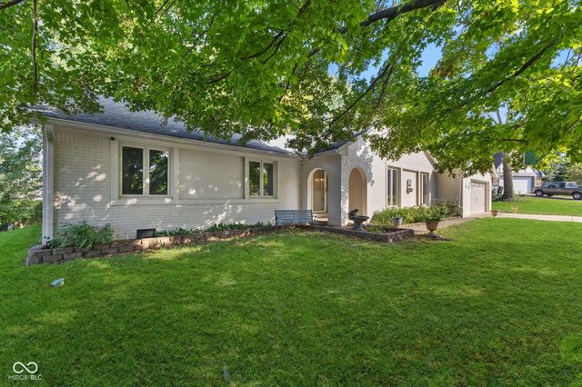 609 La Reforma Drive, Greenwood, IN 46143