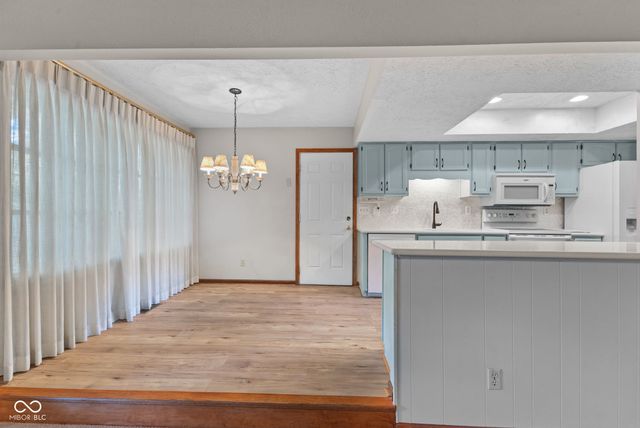 609 La Reforma Drive, Greenwood, IN 46143