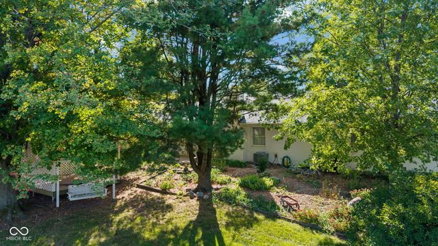 609 La Reforma Drive, Greenwood, IN 46143