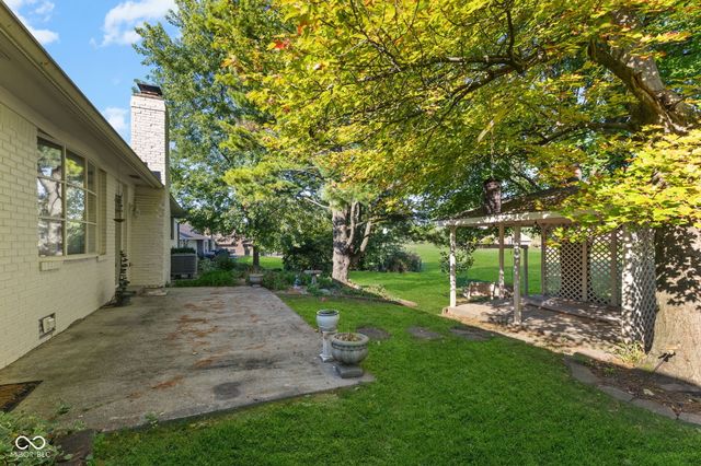 609 La Reforma Drive, Greenwood, IN 46143