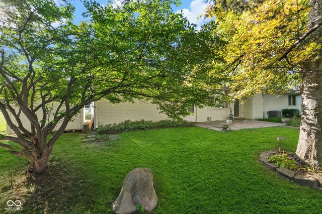 609 La Reforma Drive, Greenwood, IN 46143