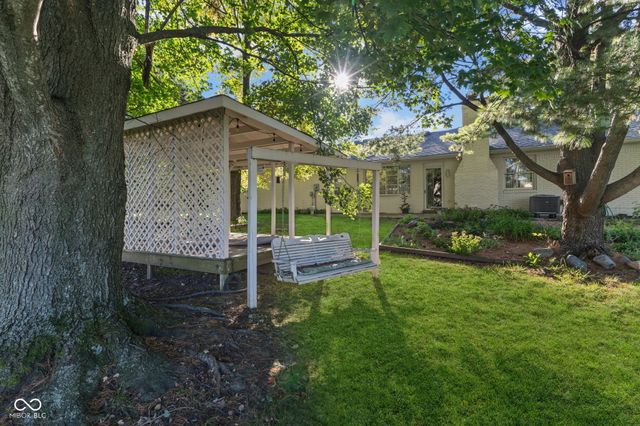 609 La Reforma Drive, Greenwood, IN 46143