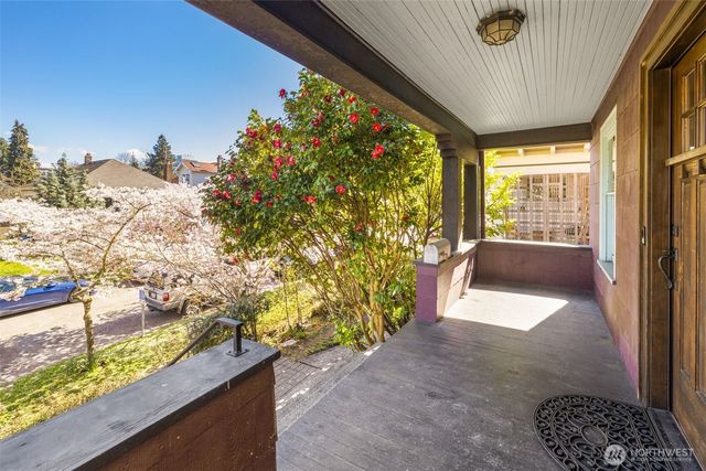 5519 12th Avenue NE, Seattle, WA 98105