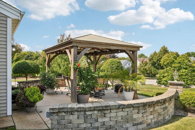 657 Cherrywood Drive, Waterford, WI 53185