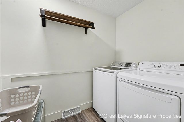 7528 Pinegrove Drive, Jenison, MI 49428