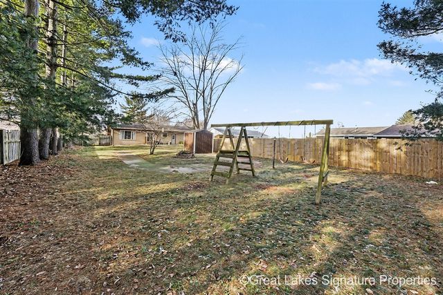 7528 Pinegrove Drive, Jenison, MI 49428