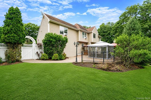 17 Holmes Avenue, Eastport, NY 11941