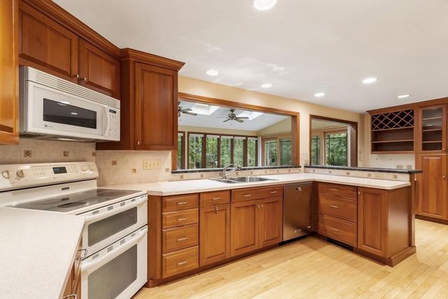 23 Banbury Dr, Westford, MA 01886