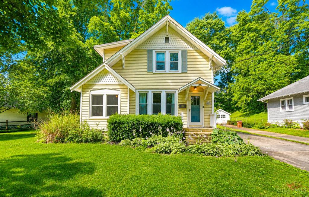 1525 Maple Avenue, Wyoming, OH 45215
