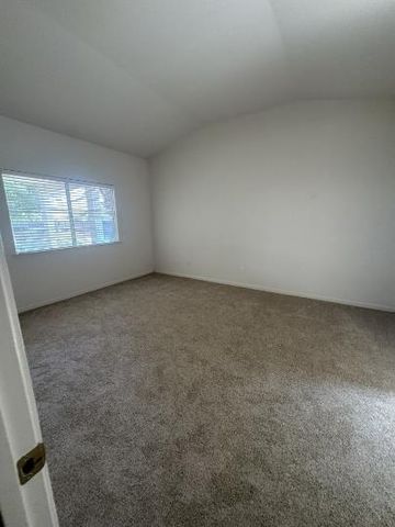 10282 N Whitney Avenue, Fresno, CA 93730