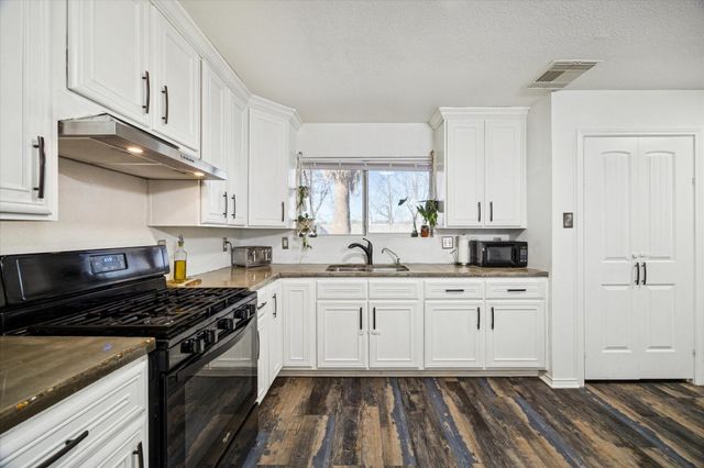 8435 Broadleaf Avenue, Baytown, TX 77521