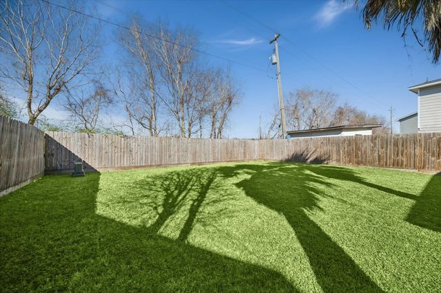 8435 Broadleaf Avenue, Baytown, TX 77521