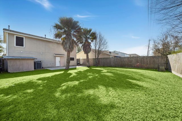 8435 Broadleaf Avenue, Baytown, TX 77521