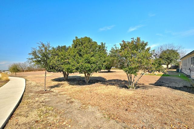 1437 Heidenreich LN, Uhland, TX 78640
