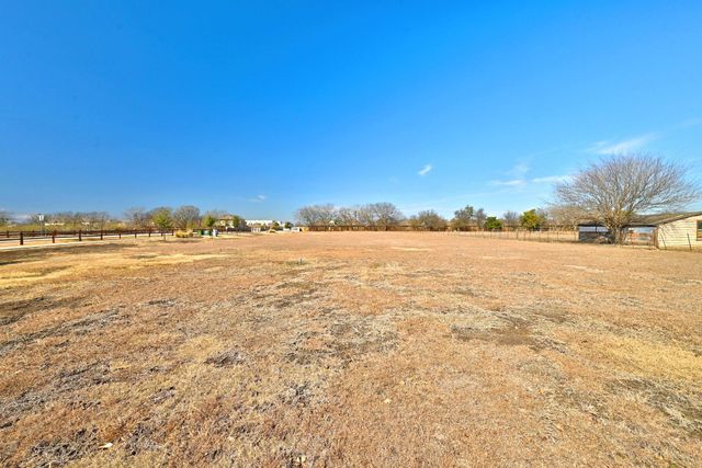 1437 Heidenreich LN, Uhland, TX 78640