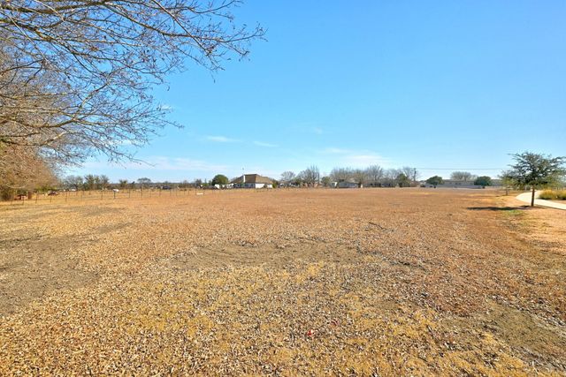 1437 Heidenreich LN, Uhland, TX 78640