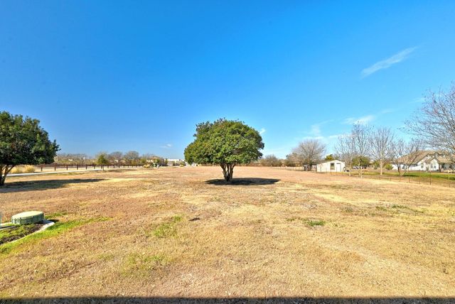 1437 Heidenreich LN, Uhland, TX 78640