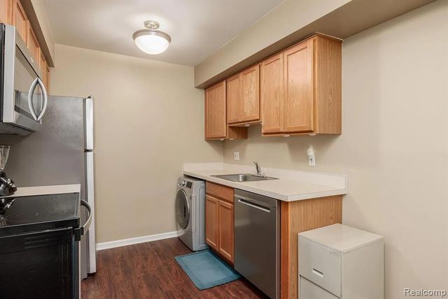 43992 Freeway Dr 94, Sterling Heights, MI 48313